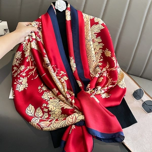 Élégant foulard en soie rouge avec imprimés floraux jaunes et bordures bleues sur fond gris