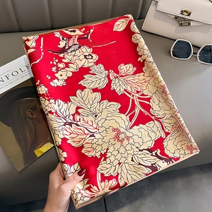 Élégant foulard en soie rouge avec motifs traditionnels de fleurs et d'oiseaux chinois