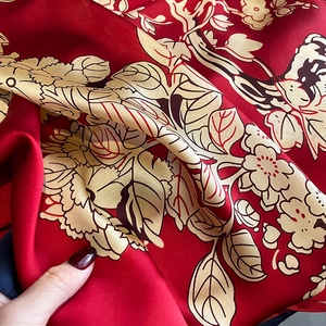 Écharpe de luxe en soie rouge avec motif floral doré vintage et texture satinée lisse