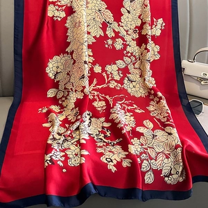 Écharpe élégante en soie rouge avec imprimé floral, bordure bleue et fini satiné brillant