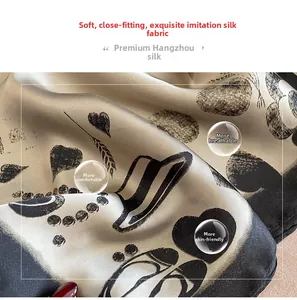 Détail d'une écharpe en satin soyeux avec motifs de cœurs dorés et texture élégante à rayures
