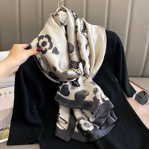 Élégant foulard en satin aspect soie avec fleurs de camélia et pois en noir et blanc