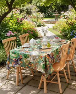 Detail eines Vintage Ölgemälde-Tischläufers mit Blumenmuster auf einem Gartenstuhl