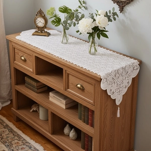 Vintage weißer Tischläufer aus Spitze mit Blumenstickerei und Quasten auf dem Schrank