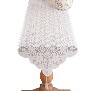 Eleganter weißer Tischläufer aus Spitze mit floraler Stickerei und feinen Quasten