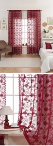 Détail de broderie rose rouge sur rideau en dentelle avec bordure festonnée