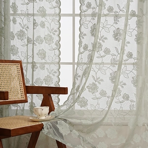 Μοντέρνα ανοιχτόπράσινη δαντελένια κουρτίνα με κέντημα λουλουδιών και τελείωμα