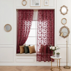 Rideaux voilages en dentelle florale bordeaux élégants pour salon au style minimaliste