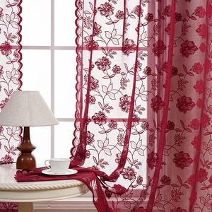 Voilage moderne bordeaux avec broderie rose et bordures festonnées pour la maison