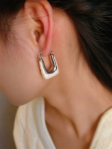 U-shaped earrings with white textured enamel in polished 18K gold plated silver