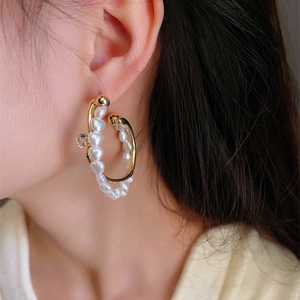 Boucles d'oreilles cœur perle en C dorées avec zircon pour femmes élégantes