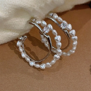 Boucles d'oreilles créoles en C argentées avec perles en cœur et oxyde de zirconium