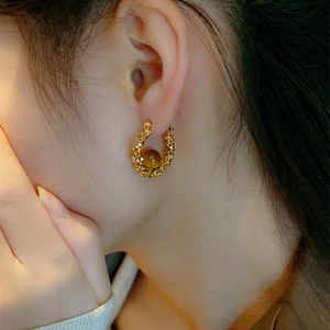 Boucles d'oreilles créoles oeil de tigre dorées texturées style Maillard pour femmes