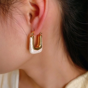 U-shaped earrings with 18K gold plating and white cotton pearls for a vintage look