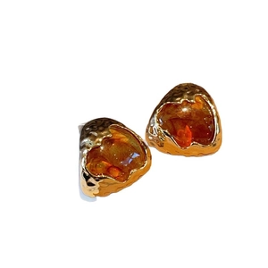 Retro amber resin geometric heart stud earrings with hammered gold metal borders