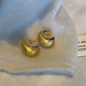 Orecchini a cerchio bicolore in oro spazzolato e argento lucido con design a semicerchio