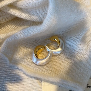 Orecchini a C minimalisti con finitura mista in oro lucido e argento metallo spazzolato