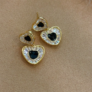 Boucles d'oreilles cœur vintage français avec zircons et émail noir élégant