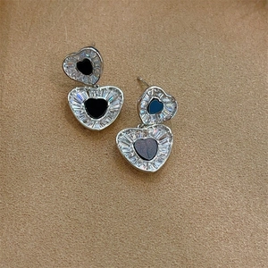 Boucles d'oreilles vintage doubles cœurs avec zircons micro-sertis et émail noir