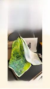 Künstlerisches Seidentuch mit Ölgemälde-Print auf einer braunen Lederhandtasche