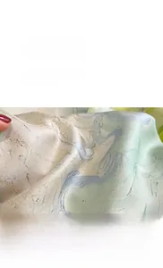 Detailansicht der Seidentwill-Textur mit grünem und blauem Marmordruck-Muster