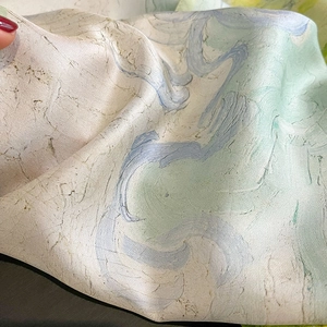 Detail der Seidenschal-Köperstruktur und abstrakter Ölgemäldedruck in Beige und Blau