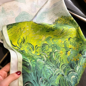 Nahaufnahme von Van Gogh Seidenschal mit handgerollten Kanten und edlem Satin-Glanz
