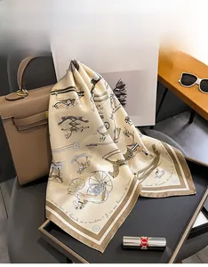 Détail d'un carré en soie champagne avec motifs équestres et calèche vintage