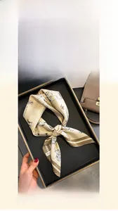 Gros plan d'un carré en soie de 70x70cm avec imprimé calèche vintage et bords roulottés