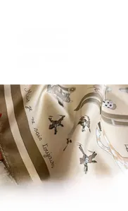 Détail de la texture d'un foulard en soie avec des motifs de chevaux et calligraphie