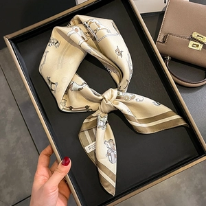 Carré en soie de mûrier élégant avec motif calèche et finition dorée champagne