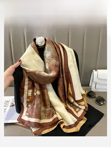 Détail d'un foulard en soie synthétique avec motif de peinture abstraite et bordure jaune
