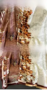 Détail d'une écharpe en soie avec teinture au charbon et surpiqûres précises