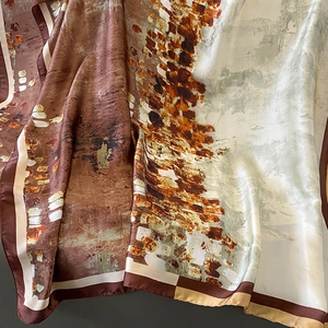 Élégant foulard en soie à imprimé abstrait marron avec un beau drapé et texture satin