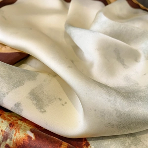 Gros plan sur tissu foulard en soie synthétique avec motif marbre et fini brillant