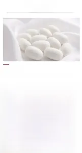 Détail de tissu en soie de mûrier à pois noirs avec des cocons de soie naturels