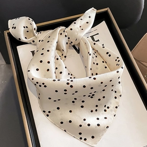 Carré de soie élégant crème à pois noirs avec une texture satinée douce et brillante