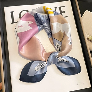 Foulard Carré En Satin De Mûrier Imprimé Chat De Dessin Animé Petit Carré De Cou Artistique Mode Élégant Accessoire Femmes