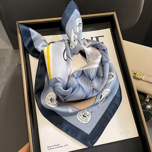 Carré en soie tendance avec motif de chat peint à la main en bleu foncé et jaune vif