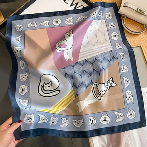 Carré en soie avec illustration de chat et patchwork coloré pour femmes stylées