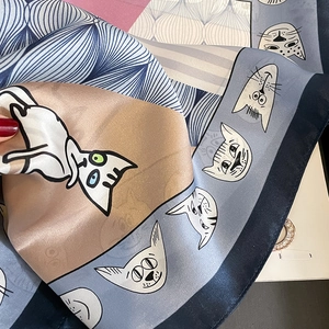 Foulard en soie à la mode avec imprimés de chats de dessin animé pour femmes