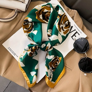 Foulard élégant en soie verte avec motif floral de roses et bordures en satin jaune