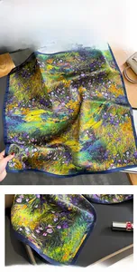 Détail d'un foulard en soie style peinture à l'huile avec coutures et couleurs vives