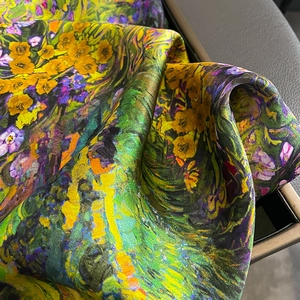 Détail d'un foulard en soie style peinture à l'huile aux motifs floraux dans un coffret
