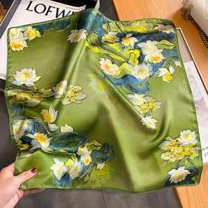 Eleganter grüner Seidenschal im quadratischen Format mit Lotus-Print und handrolliert
