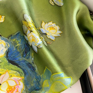 Grüner Seidenschal mit künstlerischen Lotusmustern und glattem Satin-Finish
