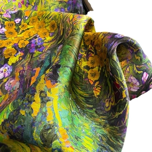 Foulard en soie avec imprimé floral impressionniste, fleurs jaunes et fini satiné