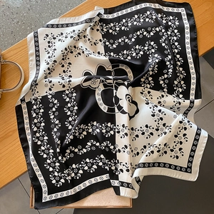 Carré de soie élégant motif camélia floral en contraste classique noir et blanc
