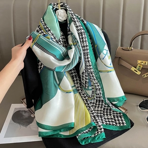 Elegant houndstooth silk scarf with vintage chain patterns in green and yellow