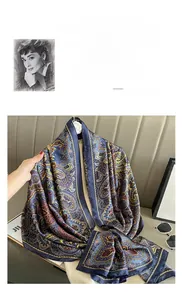 Vue détaillée d'un grand foulard en soie aux motifs paisley floraux vintage bleu marine